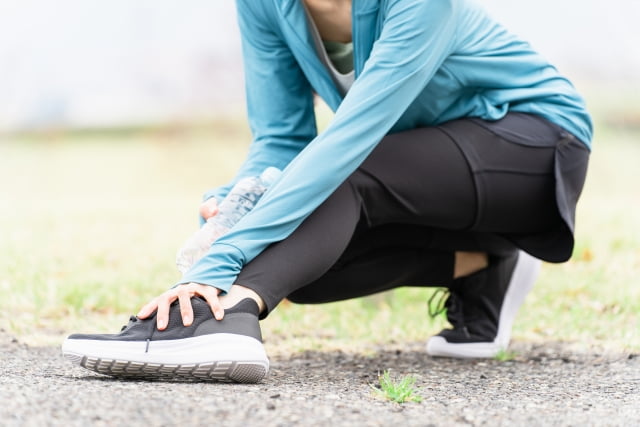 運動中に怪我をする女性